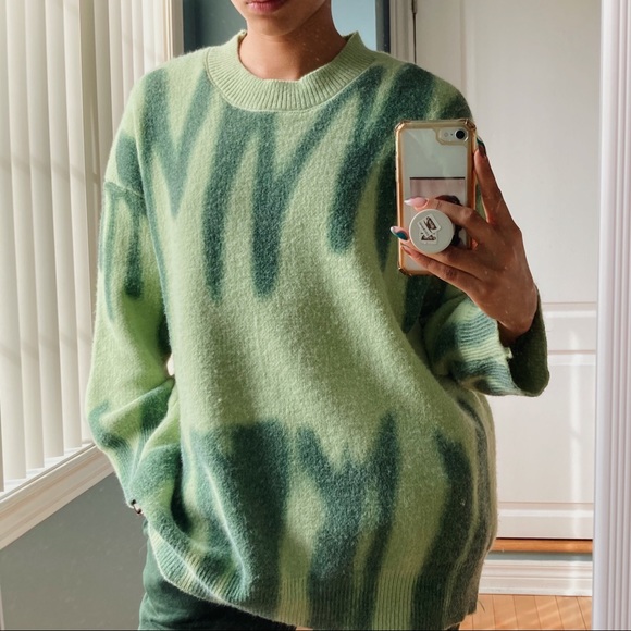 π§ SOLD π§ Green spray paint styled sweater - Picture 4 of 5